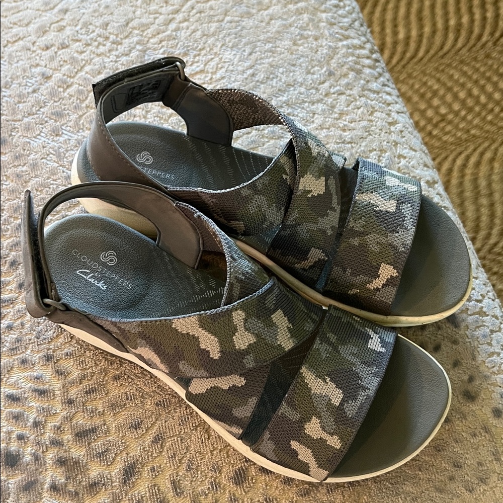 Clark’s Cloudstepper Camo Sandal 7.5 M